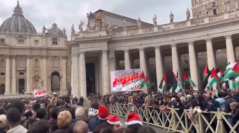 شاهد.. رفع الأعلام الفلسطينية في قلب الفاتيكان بـ روما (فيديو)
