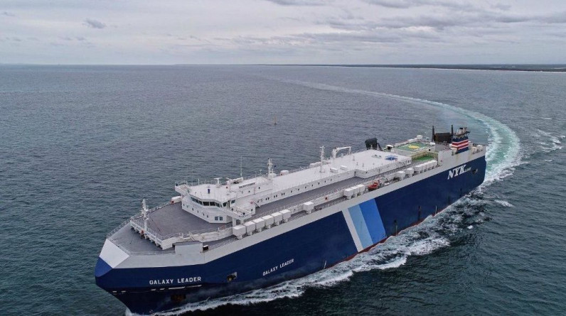 القوات البحرية تصادر سفينة إسرائيلية تدعى "جالاكسي ليدر " وتقتادها لشواطئ اليمن