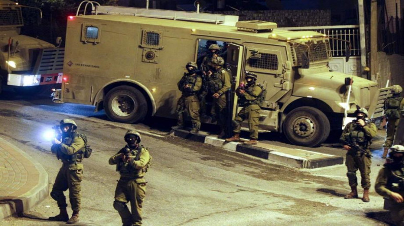 استشهاد 5 فلسطينيين في قصف إسرائيلي لمخيم طولكرم