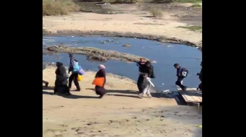 النازحون يعبرون وادي غزة ويواصلون طريق العودة لمحافظة شمال القطاع (فيديو)