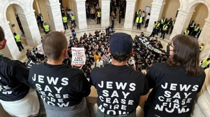 اليهود يتظاهرون أمام الكونجرس لرفض زيارة نتنياهو:دع غزة تعيش