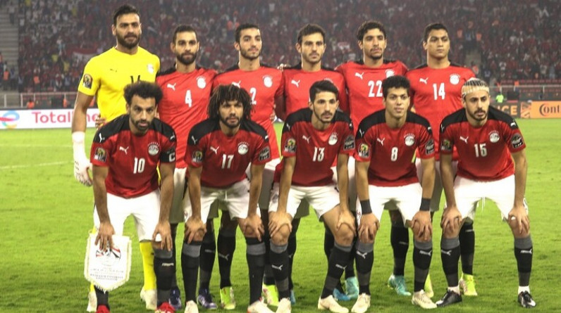 مدرب منتخب مصر يثير الجدل بظهور "أبو الجبل" بجواره قبل مباراة السنغال