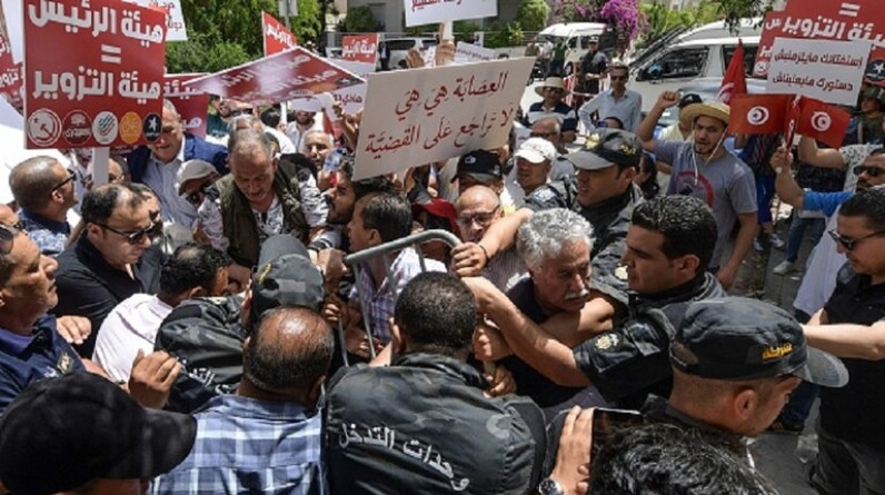 تونس.. صدامات بين الشرطة ومتظاهرين احتجوا على الاستفتاء الدستوري