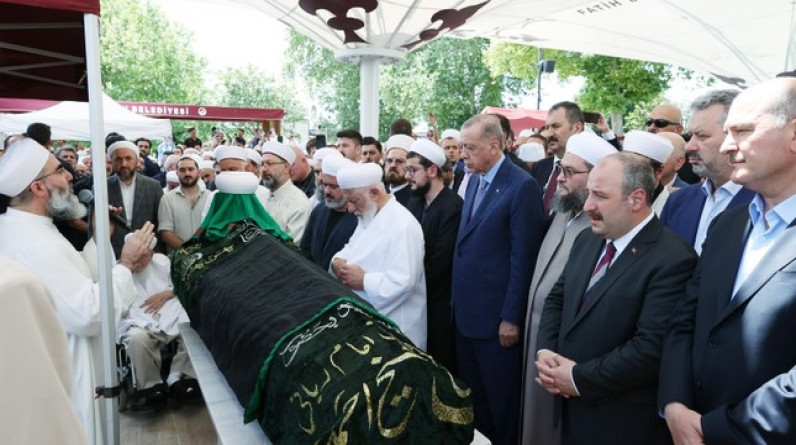 أردوغان يشارك في توديع  العالم  الإسلامي التركي محمود أفندي