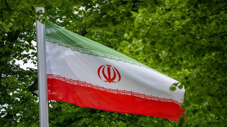 دبلوماسي إيراني يؤكد إمكانية التوصل إلى اتفاق قريب مع واشنطن بوساطة عربية