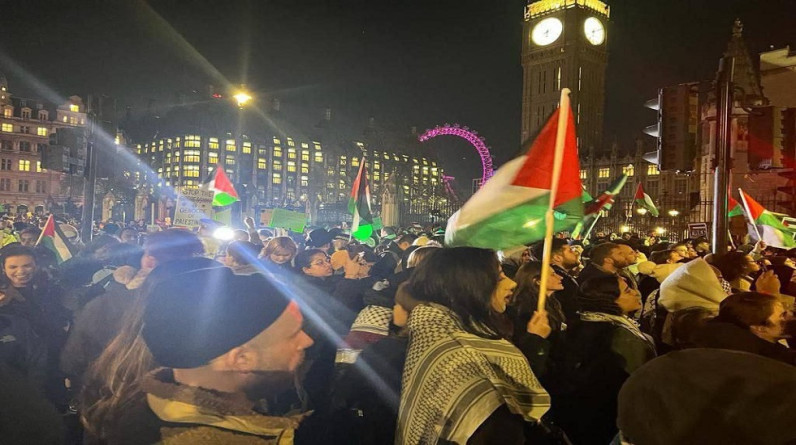 معتصمون يرفعون أعلام فلسطين أمام البرلمان البريطاني مطالبون بوقف تصدير الأسلحة لـ إسرائيل