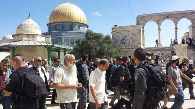 بحماية شرطة الاحتلال..عشرات المستوطنين يقتحمون المسجد الأقصى