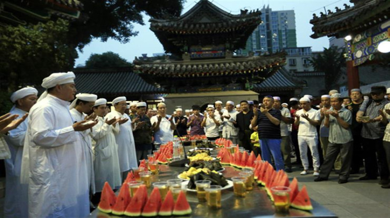 الصينيون يكسرون صيامهم على الشاي ويفترشون الشوارع والمساجد ويصلون التراويح  20 ركعة (صور)