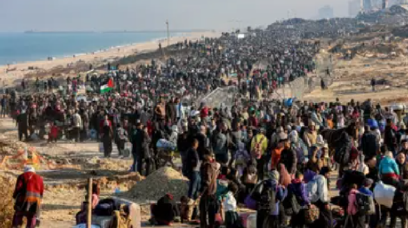 شعب متمسك بحق.. صورة توثق مئات الآلاف من الفلسطينيين يعودون إلى شمال القطاع رغم الدمار الهائل