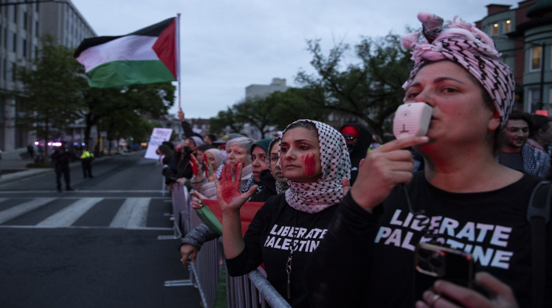 مظاهرة أمام مقر العشاء السنوي لمراسلي البيت الأبيض دعمًا لفلسطين