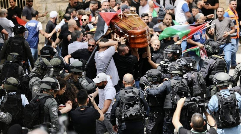 شرطة الاحتلال عن الاعتداء على جنازة أبو عاقلة: "إجراء ضروري"