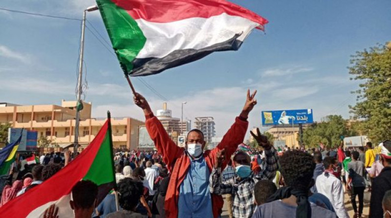 الخرطوم.. آلاف المتظاهرين يطالبون بعودة “الحكم المدني”