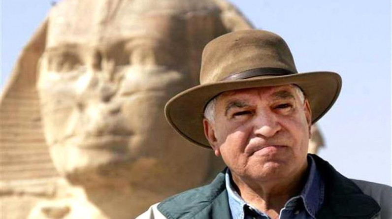 "يزعج السياح".. زاهي حواس يثير زوبعة حول الأذان بمصر