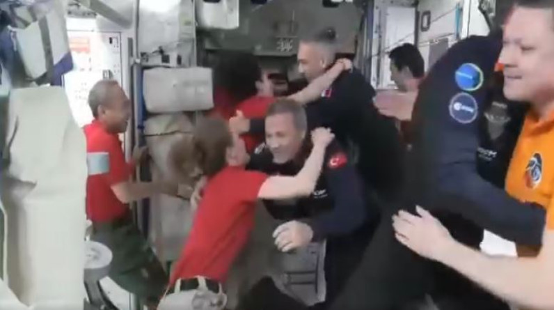 اللحظات الأولى لدخول أول رائد فضاء تركي ألبير غزر أوجي إلى محطة الفضاء الدولية (فيديو)