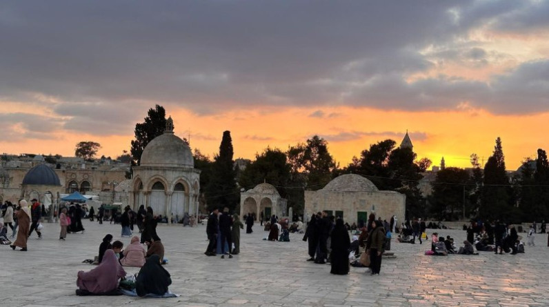 موائد الإفطار داخل المسجد الأقصى في اليوم السادس من شهر رمضان (صور)