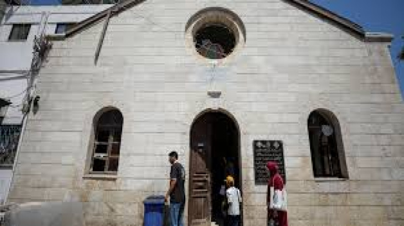 قساوسة كنيسة بغزة يحولونها إلى عيادة طبية لمساعدة المصابين