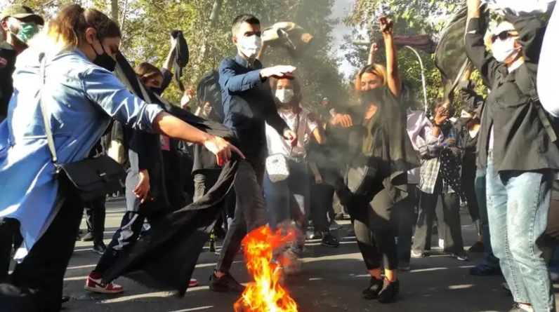 "الشباب الثوار في إيران" يدعون لإضراب واسع الخميس