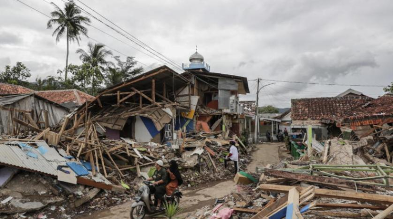 حصيلة ضحايا زلزال إندونيسيا ترتفع إلى 321 قتيلاً