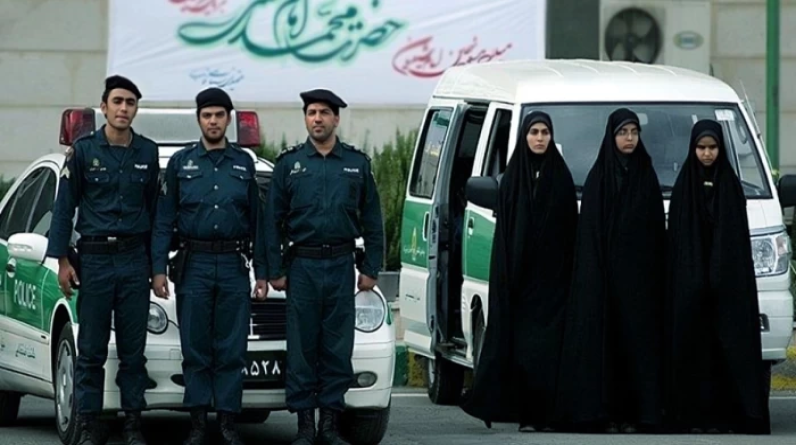 بعد مراجعة قانون إلزامية الحجاب.. إيران تعلن حل شرطة الأخلاق