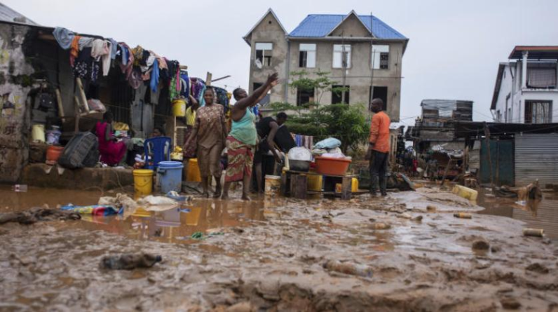 الفيضانات والانهيارات الأرضية تودي بحياة 120 شخصاً في الكونغو