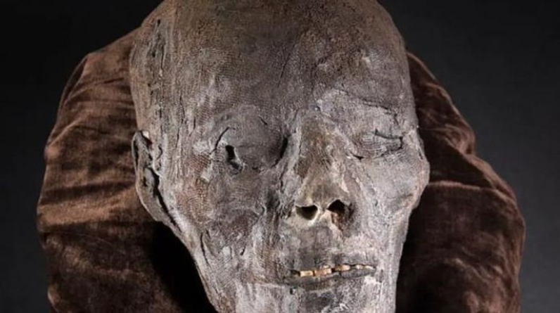 عمرها 2800 سنة.. رأس مومياء مصرية للبيع في بريطانيا