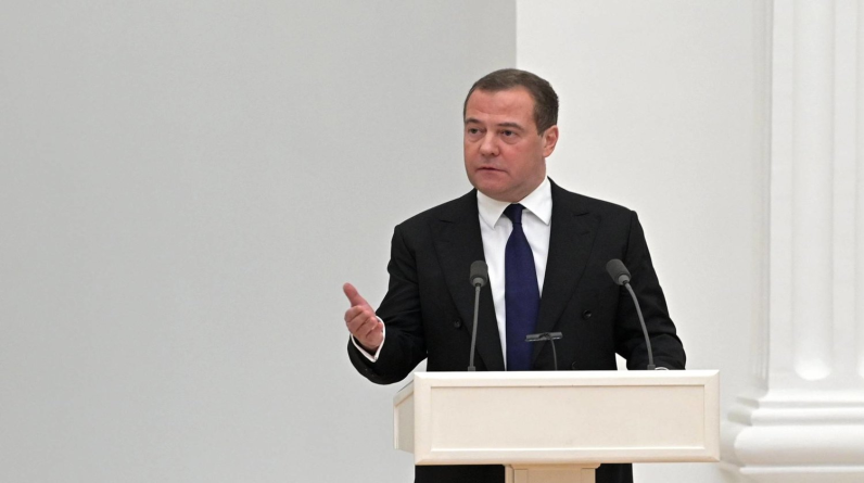 ميدفيديف يتوعد المسؤولين البريطانيين... «أهداف مشروعة» لضربات روسيا