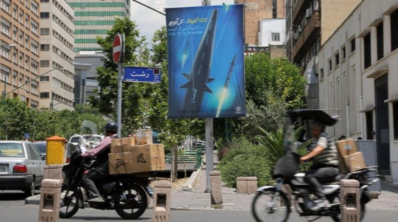 "400 ثانية إلى تل أبيب".. لافتات تعريفية بصاروخ إيران الجديد