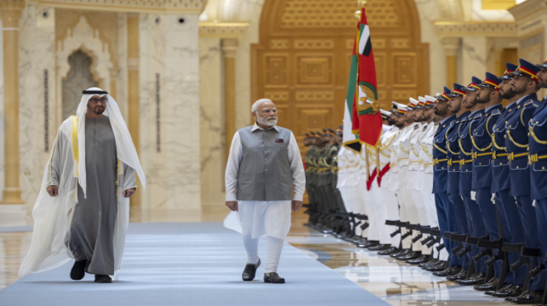 استقبله بن زايد.. رئيس وزراء الهند يصل إلى الإمارات في زيارة عمل