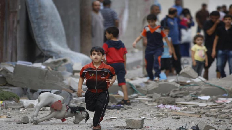 مؤونة الحرب وحقيبة الطوارئ وأجوبة لأسئلة الأطفال.. هكذا طور أهالي غزة عادات للتعامل مع الحروب وقصف الاحتلال