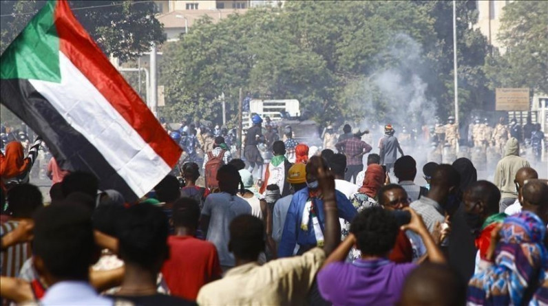 الخرطوم.. الشرطة تفرق مظاهرة تطالب بعودة الحكم المدني