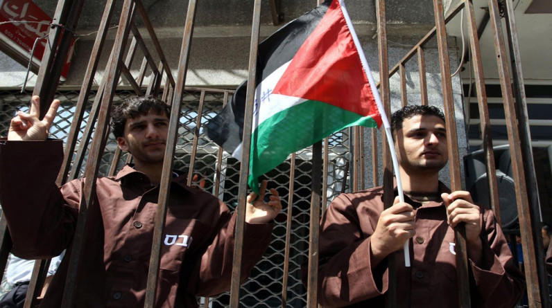 ليصل عددهم إلى 8575 ...25 معتقلا فلسطينيا جديدا في قبضة الإحتلال