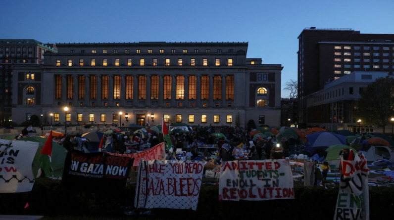 طلاب جامعة بـ”مانهاتن” الأمريكية ينصبون الخيام احتجاجاً على جرائم إسرائيل.. و”كولومبيا” تلغي الدراسة