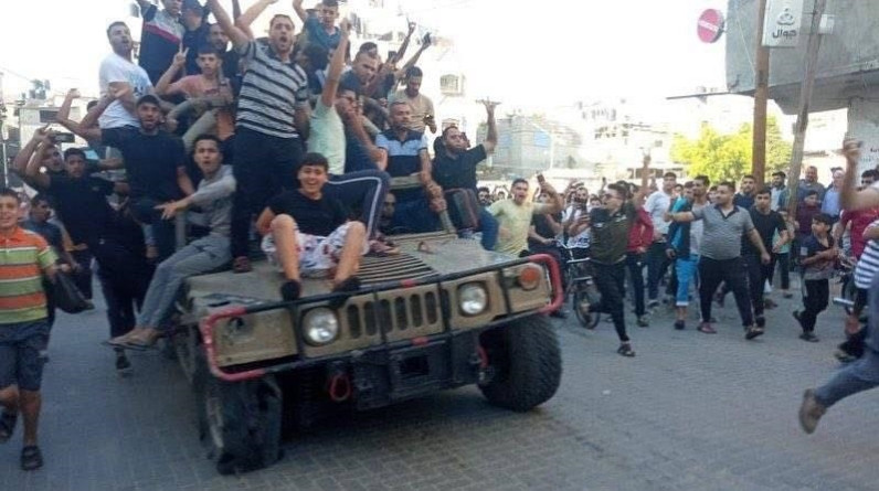 غزة.. تداول صور و مقاطع فيديو تظهر "الاستيلاء" على مركبات إسرائيلية