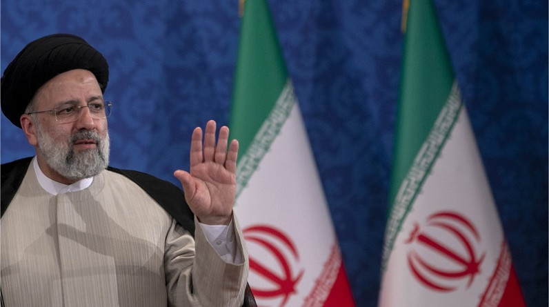 الرئيس الإيراني يتسلم أوراق اعتماد السفير الباكستاني الجديد