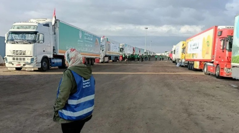 "القاهرة": دخول أول شاحنة وقود إلى قطاع غزة عبر معبر رفح