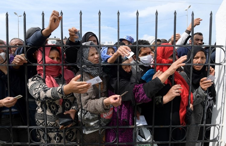 الغارديان: قيس سعيد منشغل بالسياسة لا الاقتصاد والفقراء تعبوا من الوعود