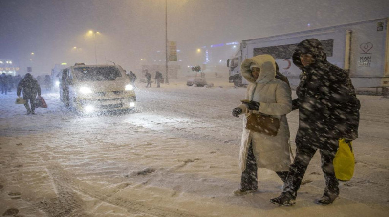 بالصور : تركيا ..عاصفة ثلجية تضرب جميع مناطق إسطنبول