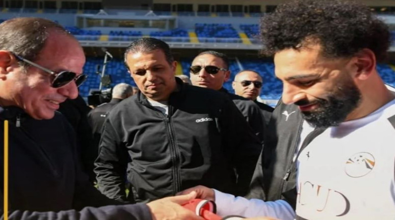 محمد صلاح يهدي الرئيس السيسي قميص منتخب مصر