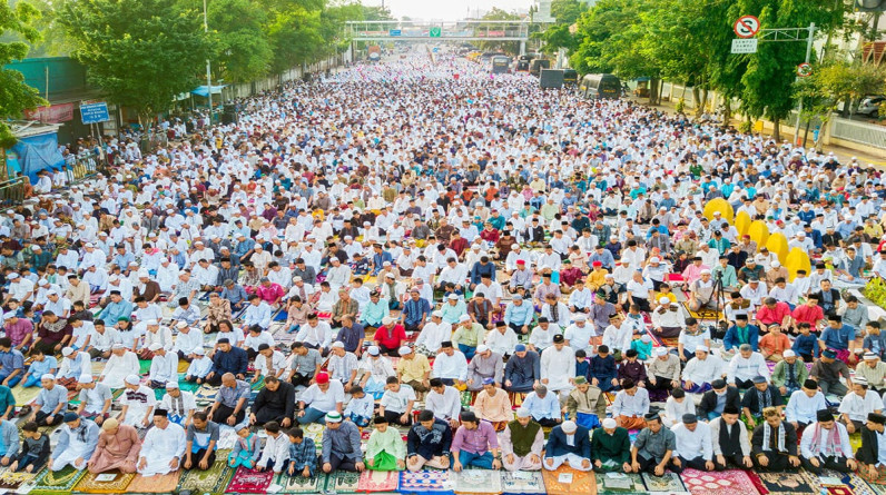 رمضان في إندونيسيا| الأطفال يستقبلونه بالألعاب النارية والكبار يذهبون للمقابر.. يمارسون عادة التطهير يوم الشك (صور)