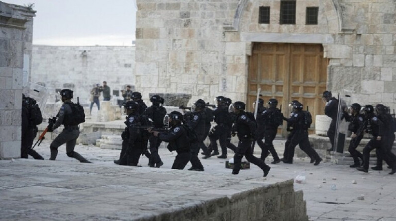 اندلاع مواجهات عنيفة في باحات الأقصى بين الفلسطينيين وجيش الاحتلال