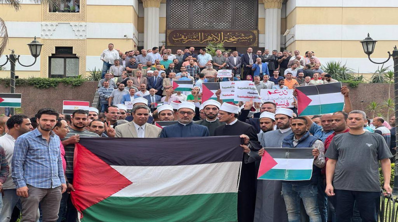 صور| من الأزهر الشريف إلى معبر رفح.. آلاف المصريين يتظاهرون ضد دعوة ترامب لتهجير الفلسطينيين