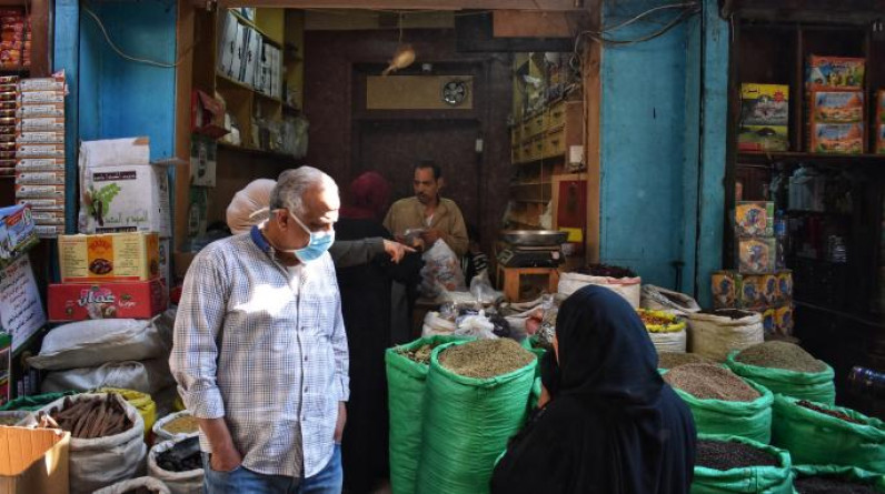 التضخم يدفع مزيداً من المصريين إلى قاع الفقر