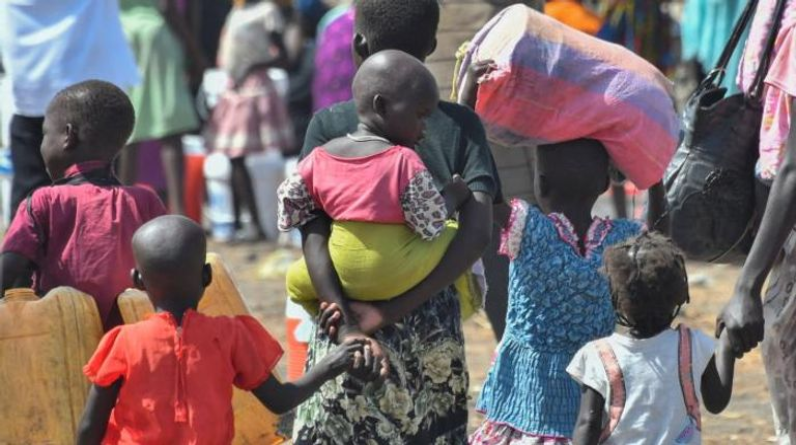 تمرة وماء وكِسرة حب.. حزام البقاء يشد بطون السودانيين