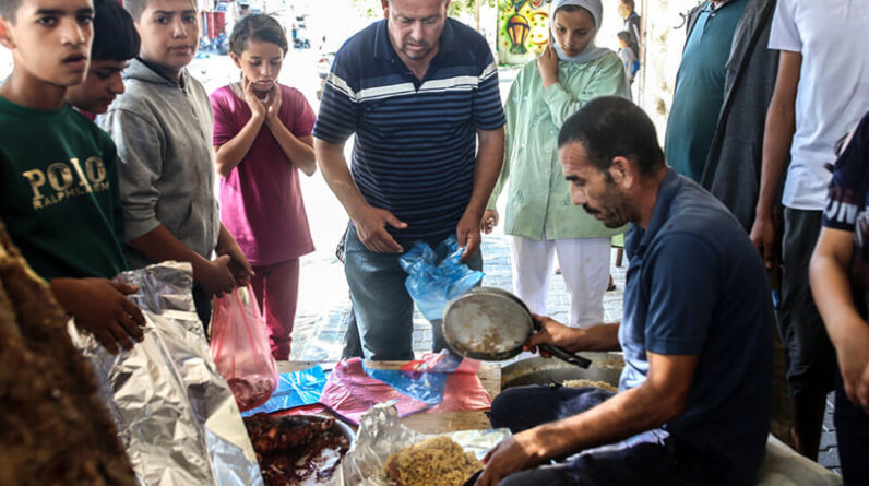 "الصحة العالمية": أهالي غزة يشربون مياه الصرف الصحي ويتناولون علف الحيوانات