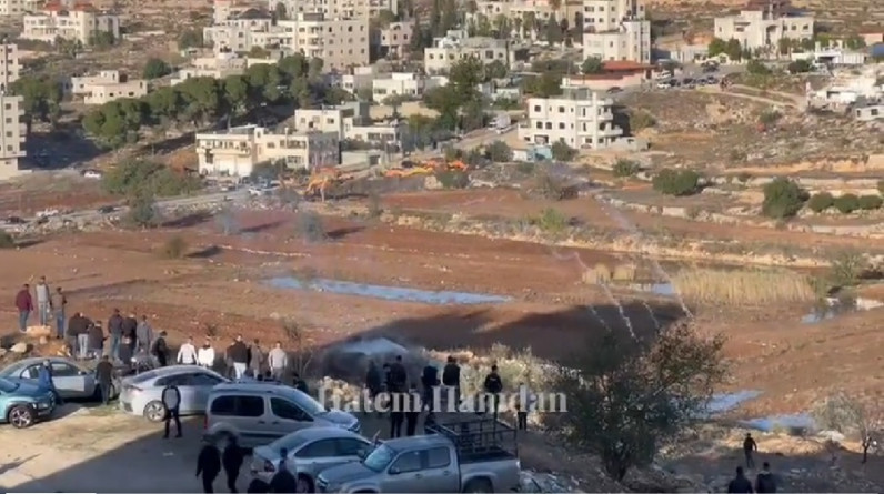 إطلاق قنابل غاز على أهالي الأسرى.. وإصابة طفل برصاص الاحتلال أمام سجن عوفر (فيديو)